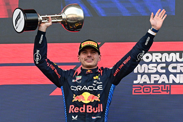 2024年4月7日,F1大獎賽日本站,荷蘭車手韋斯達賓(Max Verstappen)連續三年登頂,墨西哥車手佩雷斯位居第二,兩人助紅牛車隊包攬冠、亞軍。(Yuichi Yamazaki/AFP via Getty Images)
