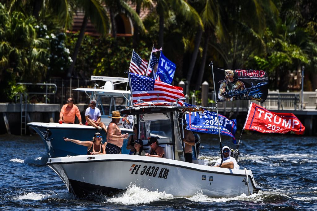2020年6月14日，在佛羅里達州勞德代爾堡，總統特朗普的支持者在船上揮舞著旗幟慶祝他74歲生日。（CHANDAN KHANNA/AFP via Getty Images）