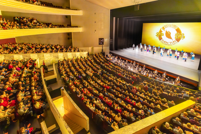 「救贖的恩典」 神韻法國南特連四場爆滿