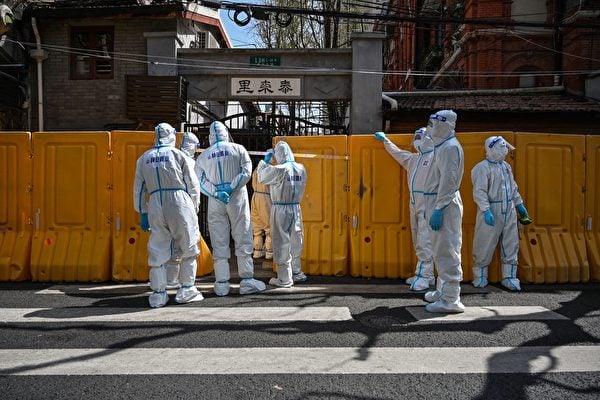 上海公民發出請命書、建議書，盼政府停止運動式防疫。圖為2022年3月29日上海靜安區的封鎖情況。 （HECTOR RETAMAL/AFP via Getty Images）
