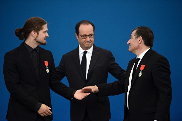 不畏恐襲 法國兩名英雄獲「榮譽軍團勳章」