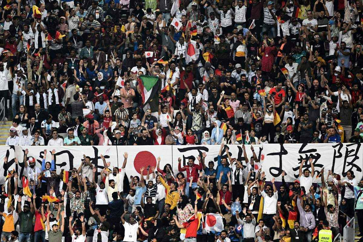 2022年11月23日，日本在世界盃足球賽中迎戰德國。有大批日本球迷在看台上加油。（INA FASSBENDER/AFP via Getty Images）