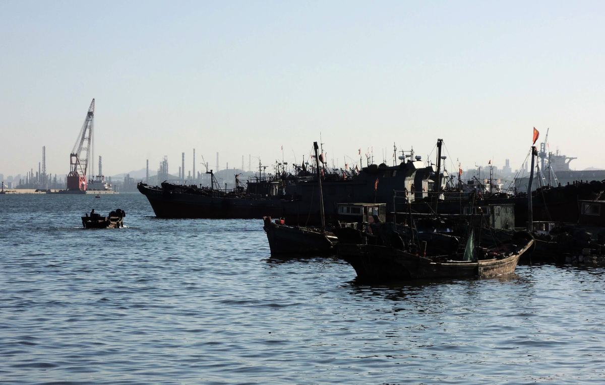 美國海軍作戰部長理查森（John Richardson）警告說，他們將以應對中共軍艦的方式回應中共海警和漁船的挑釁。圖為2013年5月20日，大連漁港裏的漁船。（STR/AFP/Getty Images）