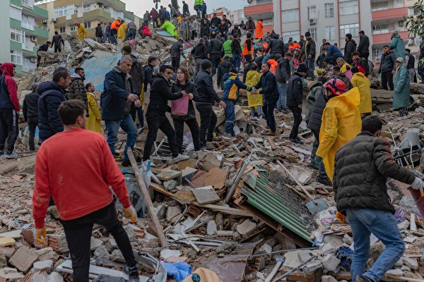 2023年2月6日，阿達納（Adana）發生7.8級地震後，土耳其救援人員在倒塌的建築物廢墟中尋找倖存者。當天早些時候發生的7.8級地震已造成該國和敘利亞數千人死亡。（Can Erok/AFP via Getty Images）