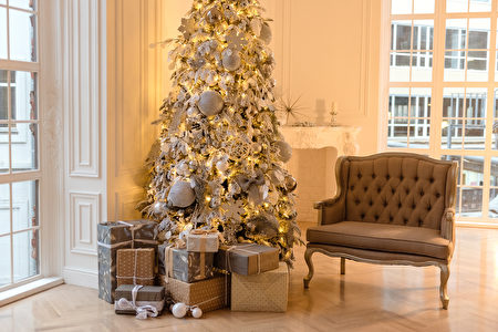 吊掛金黃、銀色的聖誕飾品，以及微黃聖誕燈光，更加增添豪華氣派。（Shutterstock）