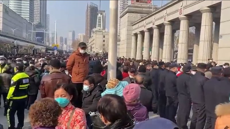 2023年2月15日，武漢爆發大規模抗議。（影片截圖）