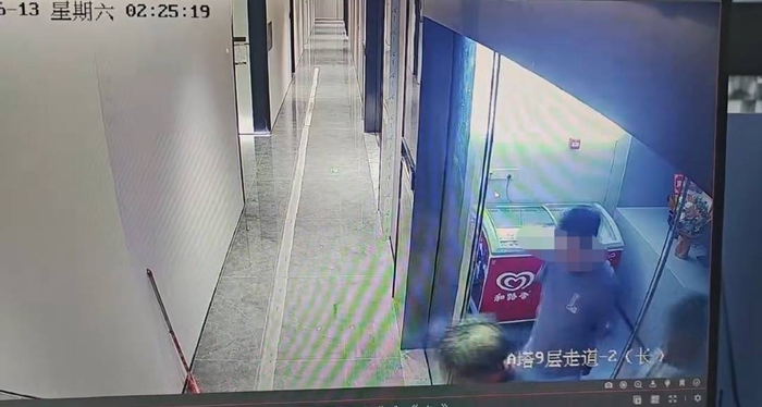 一根煙頭觸發噴淋 致武漢寫字樓多間公司被淹