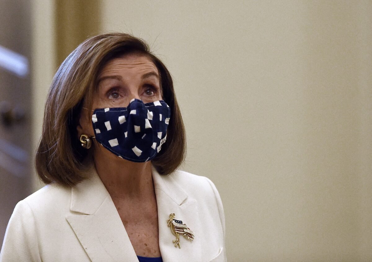 眾議院議長、加州民主黨眾議員南希‧佩洛西（Nancy Pelosi）在2021年3月10日抵達華盛頓國會大廈。（Olivier Douliery/AFP via Getty Images）
