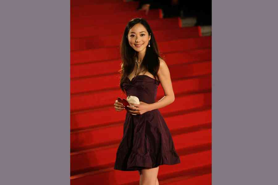 陸女星韓雪打破高冷形象 直播賣12.9元棉拖鞋