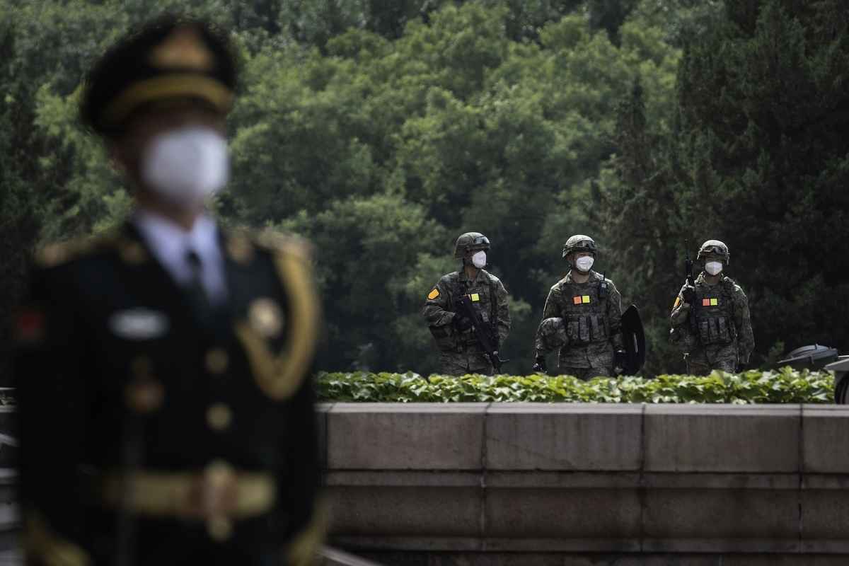 近期，中國多地國企成立武裝部引發輿論關注。圖為中共軍人站崗。（Thomas Peter-Pool/Getty Images）