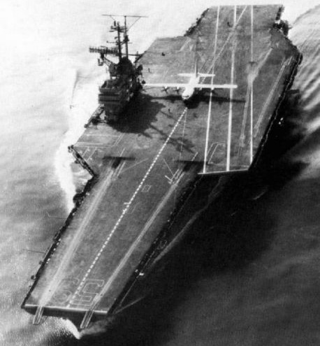 在1963年10月3日,James H.Flatley上尉駕駛一架C-130,以專家級的精確度降落在「福李斯特號」航空母艦(USS Forestal)甲板上。(公有領域)