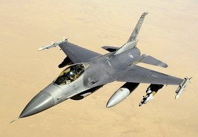25架共機擾台之際 美F-16掛實彈在南海現身【影片】
