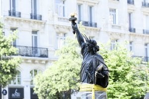 法國送獨立日大禮：迷你自由女神抵達紐約