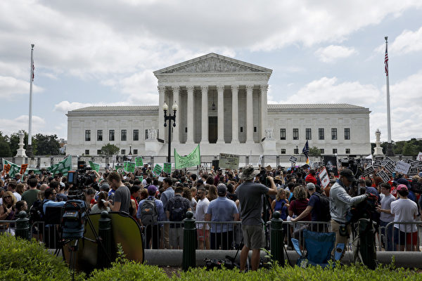 2022年6月24日，在華盛頓特區，美最高法院推翻1973年的羅訴韋德案結果後，支持墮胎權和反對墮胎權的人士擠滿了美國最高法院前的一條街道。（Anna Moneymaker/Getty Images）