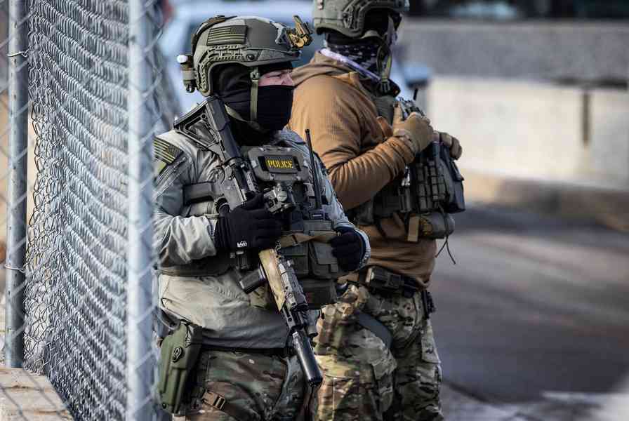 洛杉磯非法移民駕車衝撞拒捕 執法人員開槍