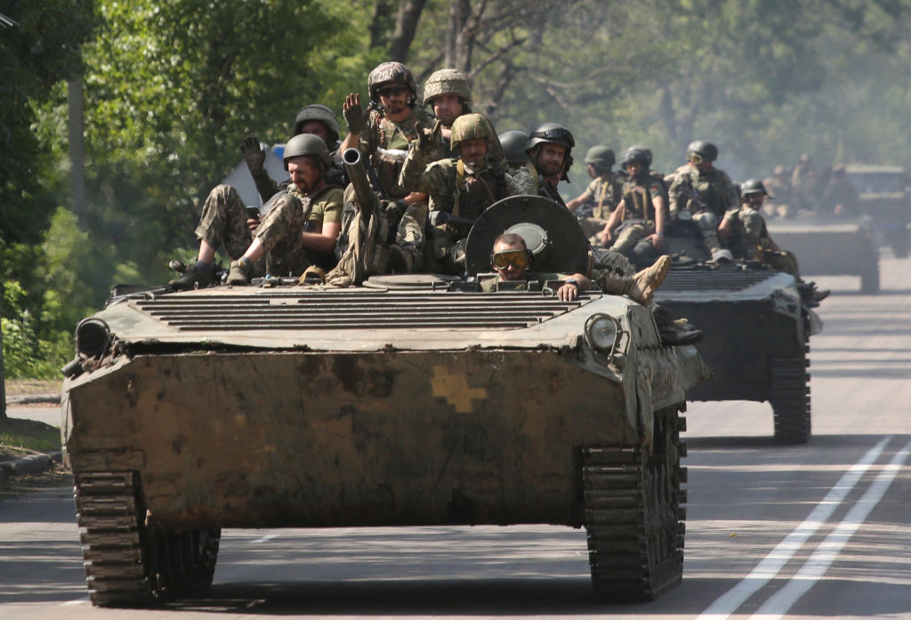 2022年8月18日，烏克蘭頓涅茨克地區，烏克蘭軍人的坦克車隊奔赴前線，以抵抗俄羅斯對烏克蘭的軍事攻擊。（Anatolii Stepanov/AFP via Getty Images）