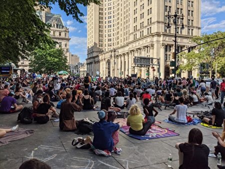 2020年6月支持「黑命貴」的民眾佔領紐約市政廳廣場，要求削減警局預算。（黃小堂／大紀元）