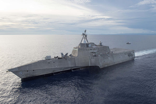 2017年6月22日，美軍的獨立級濱海戰鬥艦科羅納多號（LCS 4）在菲律賓附近的薄荷海參加聯合演習，菲律賓海軍的一架直升機正準備降落在後方甲板上。（美國海軍）