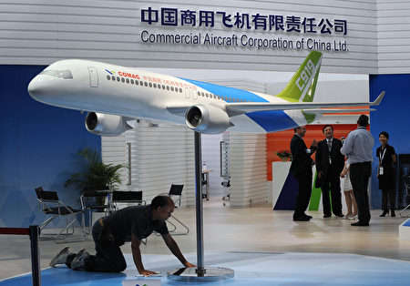 2009年9月在香港舉行的亞洲航太展上展出的中國C919飛機模型。中國最大的國產商用噴氣機首次亮相，展示了中國成為全球航空巨頭的雄心。（Mike Clarke/AFP via Getty Images）