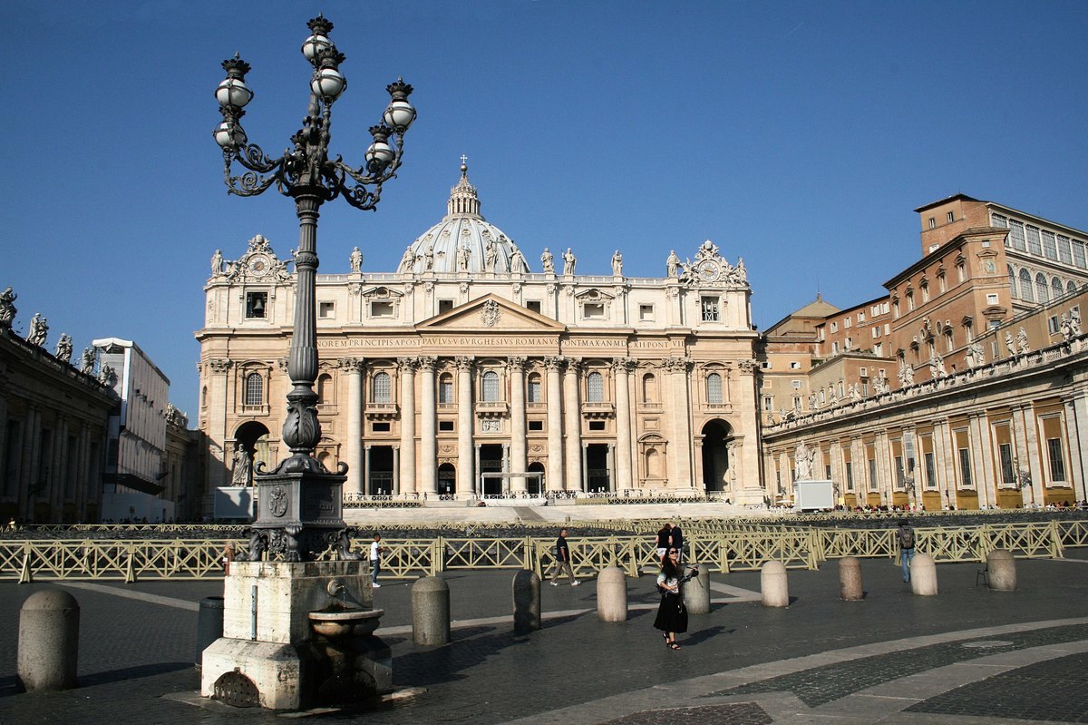 疫情後全球咎責，中共騙教廷為其續命。圖為梵蒂岡的聖伯多祿廣場。（維基百科）