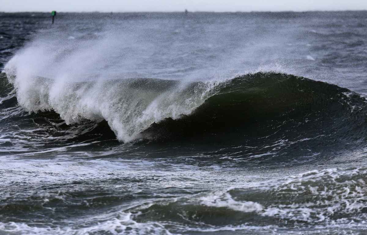 2024年9月26日,佛羅里達州聖彼特海灘(St. Pete Beach),颶風「海倫」(Helene)在近海肆虐,將墨西哥灣海水推向海岸。據預測,今天稍後「海倫」將變成四級大颶風,可能給佛州西岸部份地區帶來致命的風暴潮、洪水和破壞性的颶風。(Joe Raedle/Getty Images)