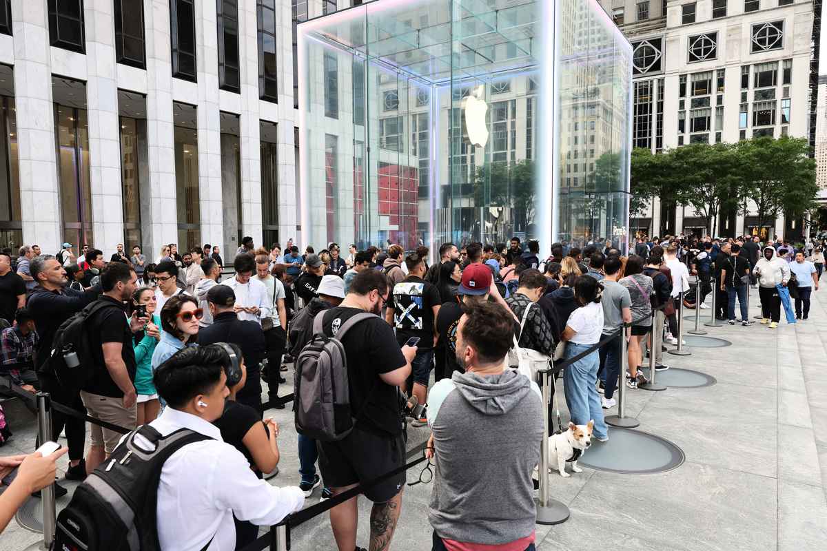 2024年9月20日,人們排隊等待進入紐約第五大道的蘋果專賣店(Apple Store)購買當天新上市的iPhone 16智能手機。(Michael M. Santiago/Getty Images)