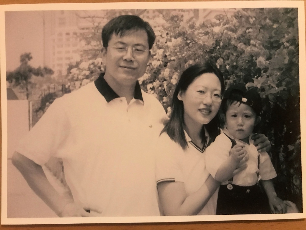 張萬俠（中）和家人在一起，照片拍攝於2003年夏。（受訪者提供）