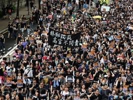 香港九龍反送中遊行「打倒共產黨」聲不斷