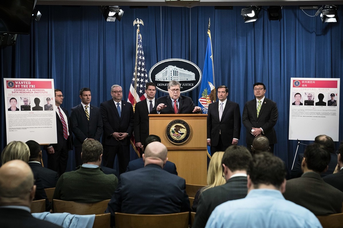 圖為美國司法部2月10日指控四名中國（中共）軍方黑客從信用報告機構Equifax竊取了一半美國公民的個人機密數據。（Sarah Silbiger/Getty Images）