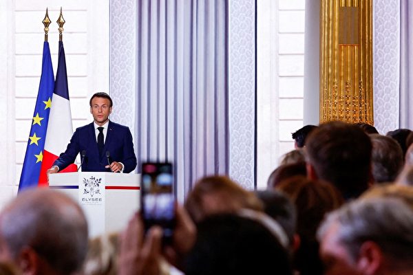 2022年5月7日，法國總統馬克龍在就職儀式上發表講話。（GONZALO FUENTES / POOL / AFP）