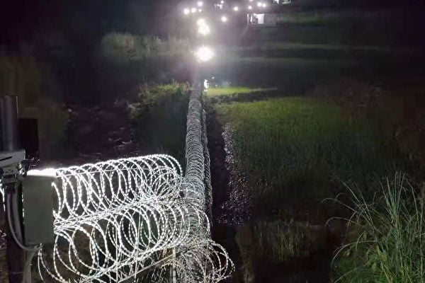 防止有人偷渡出境，修建邊境隔離牆。圖：鐵絲網圍牆每數十米就有一盞大燈照射，並配有高清探頭。（微博圖片）