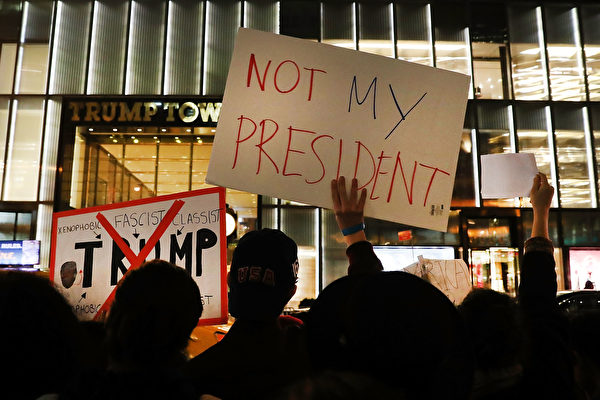 特朗普當選美國總統的第二天，美國多個城市也連續兩天晚上舉行示威，抗議特朗普入主白宮。（Spencer Platt/Getty Images）