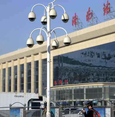 圖為山東省濟南市火車站廣場入口處，一根桿子上安裝了9個錄像頭，形如「葡萄串」。 （大紀元資料室）