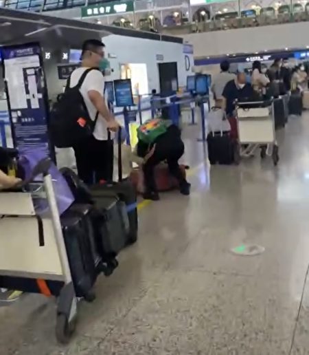 圖為上海浦東機場，回美上學的中國留學生大排長龍辦理登機。（影片截圖）