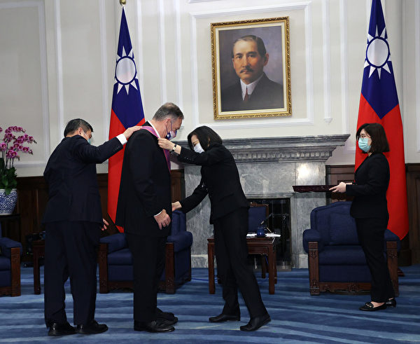 台灣總統蔡英文（右2）2022年3月3日在總統府頒授美國前國務卿蓬佩奧（Mike Pompeo）（左2）特種大綬景星勳章，圖為蔡總統親自為蓬佩奧掛上勳章。（中央社）