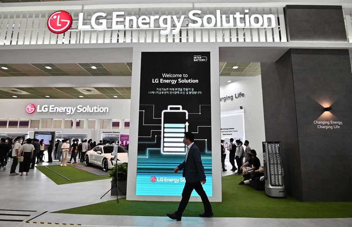 2021年6月在南韓舉行的電池儲能展覽會上，民眾參觀LG新能源展位。（Jung Yeon-Je/AFP）