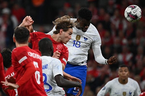 2022年9月25日，歐國聯A級第1組賽最後一輪，丹麥隊在主場以2:0戰勝法國隊，取得了本屆小組賽對「高盧雄雞」的雙殺。圖為雙方球員在比賽中爭頂瞬間。（Franck Fife/AFP via Getty Images）