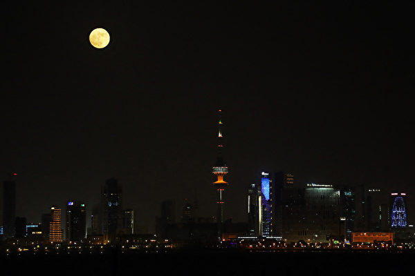 2022年7月13日，科威特，當地觀察到的超級月亮。（Yasser Al-Zayyat/AFP）