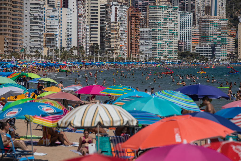 2022年7月16日，西班牙遊客在海灘避暑。（Zowy Voeten/Getty Images）