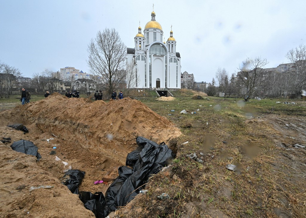 2022年4月3日，烏克蘭布查鎮（Bucha）教堂後一條草草挖出的壕溝裏，發現了57具屍體。（Sergei Supinsky/AFP via Getty Images）