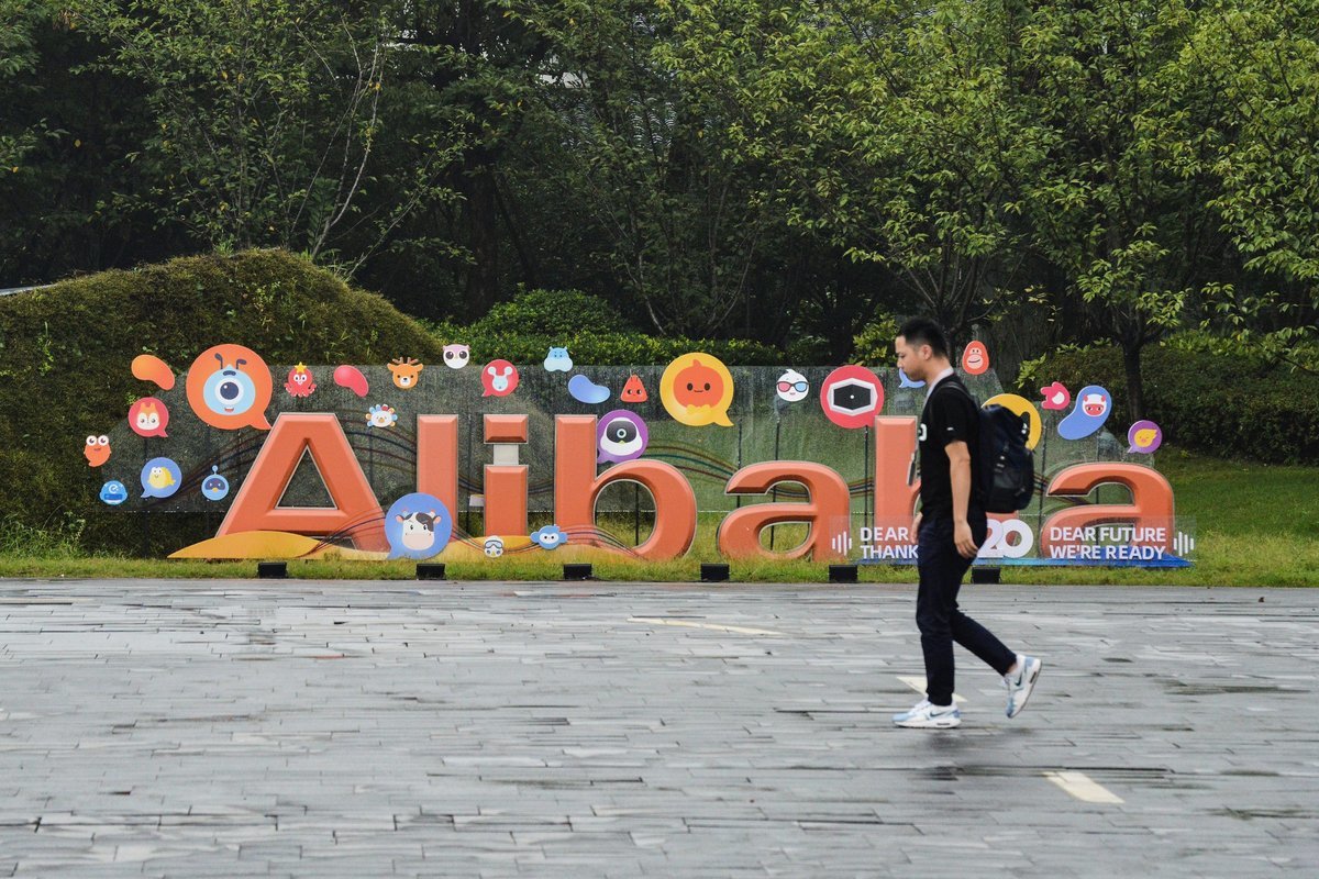 除了受大量中共新規的約束，中國的科技巨頭們也感受到經濟放緩的壓力。圖為中國高科技公司阿里巴巴的Logo。（KELLY WANG/AFP via Getty Images）