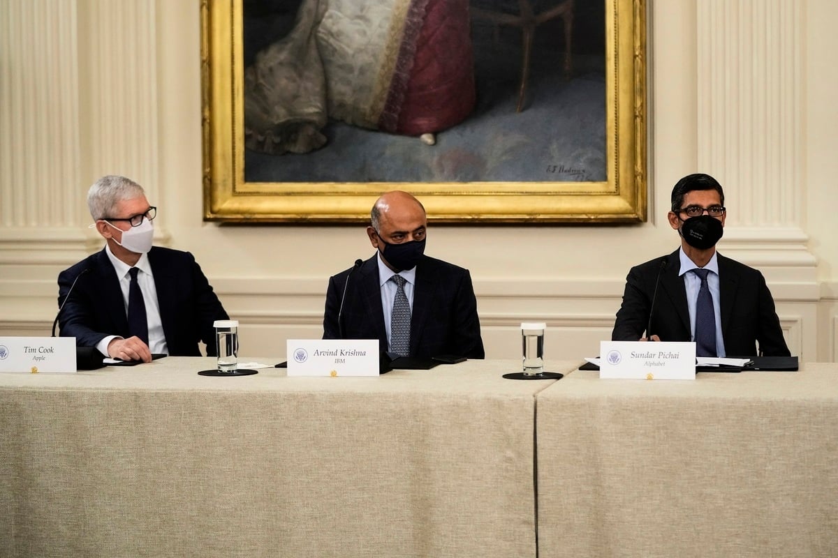 8月25日，蘋果CEO庫克（左）、IBM CEO克里希納（中）、Google CEO皮查伊（右）在白宮網絡安全會議上。（Drew Angerer/Getty Images）