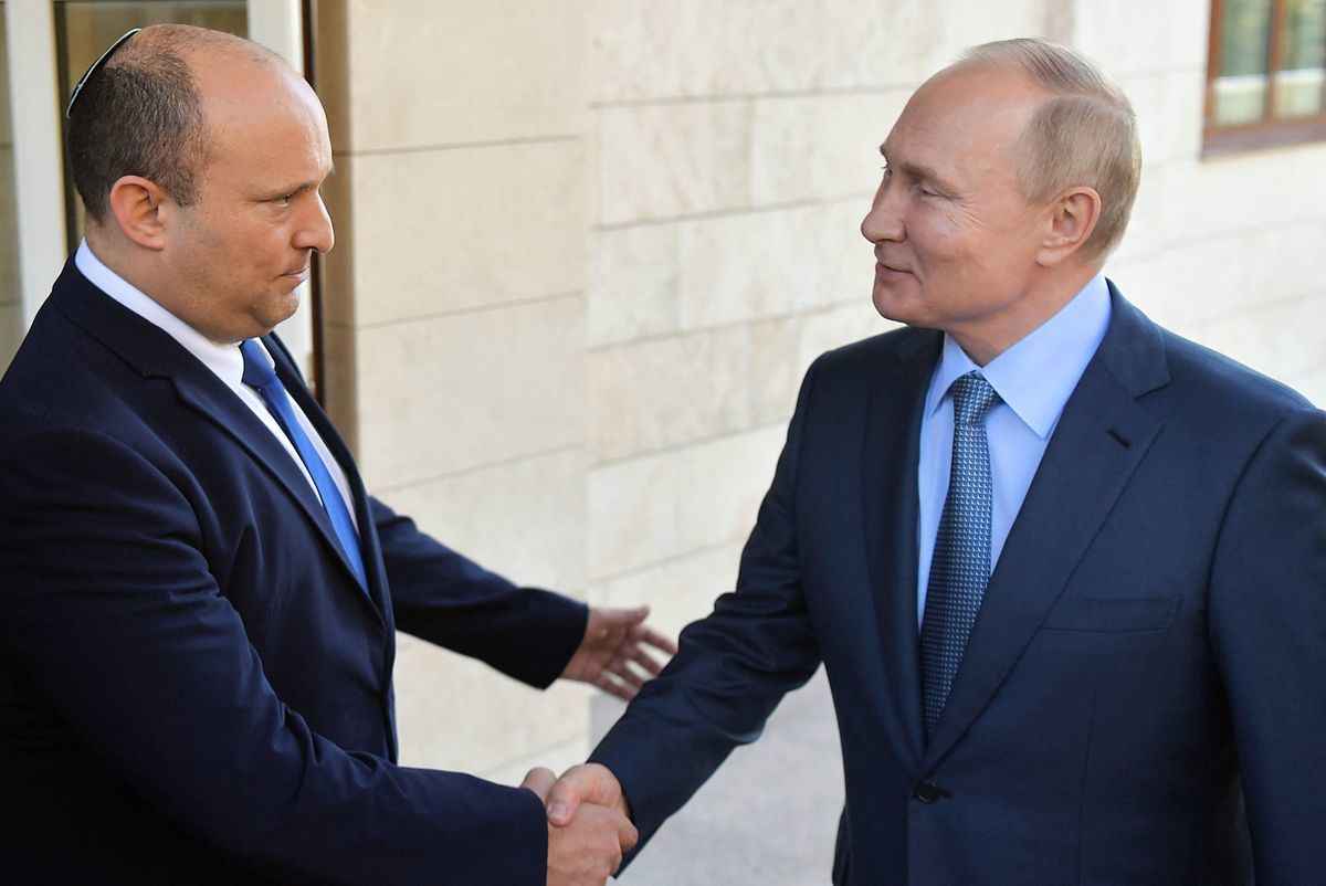 資料圖：2021年10月22日，俄羅斯總統普京（Vladimir Putin，右）在索契（Sochi）與以色列總理貝內特（Naftali Bennett）會面時握手。（Evgeny Biyatov/Sputnik/AFP via Getty Images）