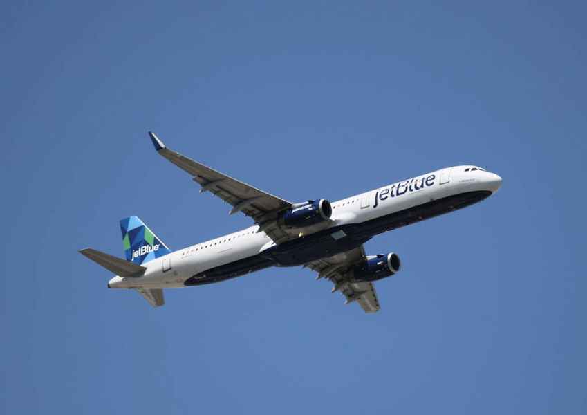 JetBlue航機紐約JFK機場起火 乘客撤離5人受傷