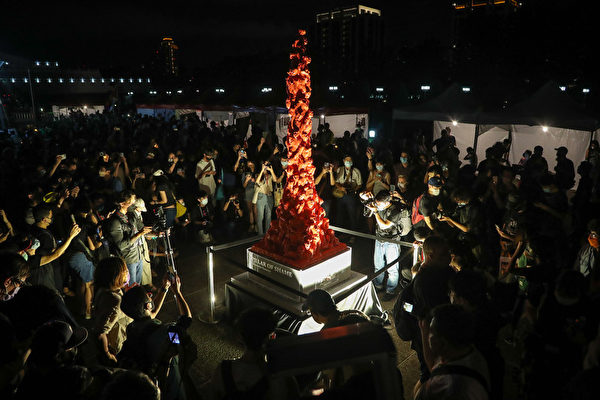 台灣多個公民團體2022年6月4日晚間在中正紀念堂民主大道舉辦「六四33周年悼念晚會」，並樹立起3D列印、約3米高的中共恥辱柱。（中央社）