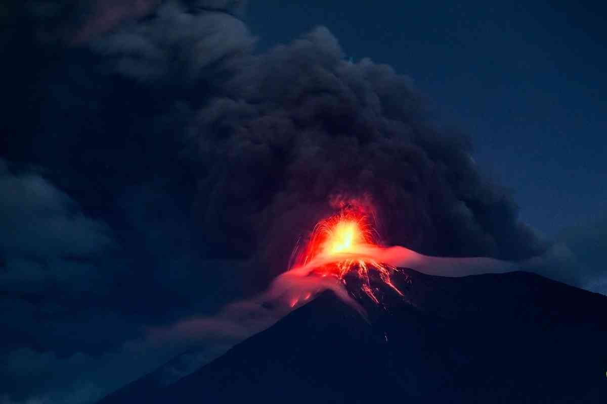 2026年8月4日凌晨，危地馬拉的活火山富埃戈火山持續噴發，火山口噴出的熔岩噴泉高達約200至300米。（Johan Ordonez/AFP via Getty Images）