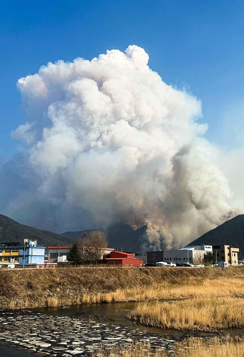 2025年3月22日,南韓慶尚南道山清郡發生山火,山上濃煙滾滾。(YONHAP/AFP)