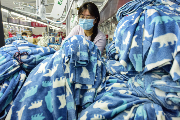 雙重壓力下 中國工廠減班減薪苦苦掙扎