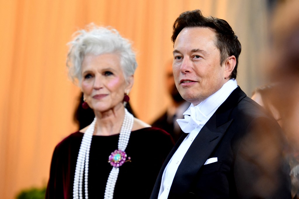 Tesla公司行政總裁馬斯克（Elon Musk）周一（2022年5月2日）和超模母親梅耶‧馬斯克（Maye Musk）出席被譽為「時尚奧斯卡」的紐約大都會藝術博物館慈善晚會（Met Gala）。（ANGELA WEISS/AFP）