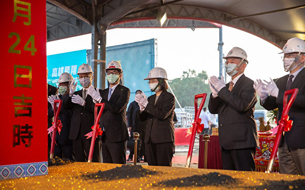 2021年12月24日，中華民國總統蔡英文與現場貴賓進行「高雄新市鎮1-2號道路開闢工程」祝禱及開工動土儀式。（總統府提供）
